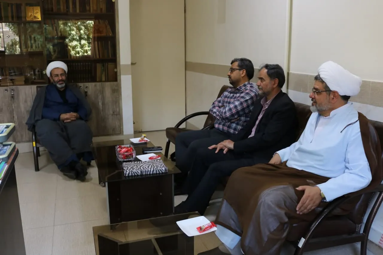 دیدار مدیر ستاد اقامه نماز با پدر پاسدار شهید محمدجواد عسگری اصفهان