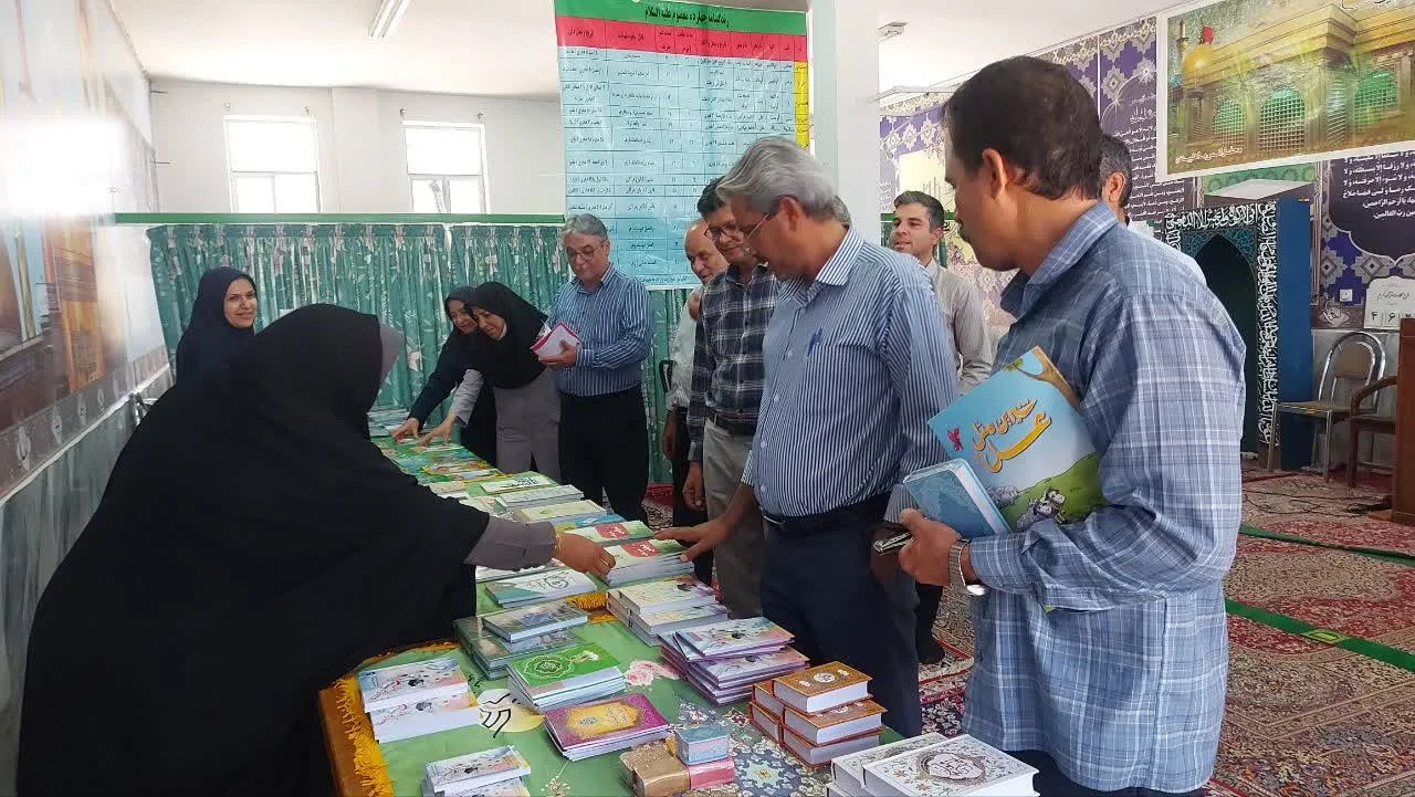 نمایشگاه کتاب نماز و مهدویت در اداره تحقیقات کشاورزی استان کرمان
