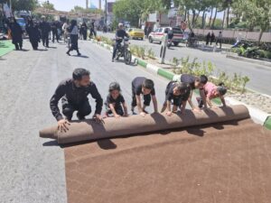 در روز شهادت امام رضا(ع) نماز ظهر و عصر در خیابان های منتهی به حرم مطهر رضوی اقامه شد
