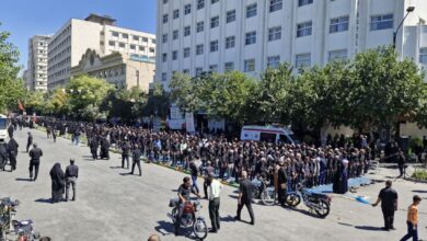 در روز شهادت امام رضا(ع) نماز ظهر و عصر در خیابان های منتهی به حرم مطهر رضوی اقامه شد
