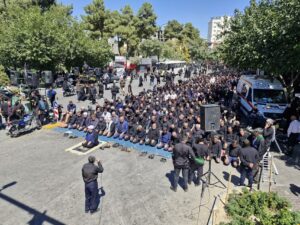 در روز شهادت امام رضا(ع) نماز ظهر و عصر در خیابان های منتهی به حرم مطهر رضوی اقامه شد