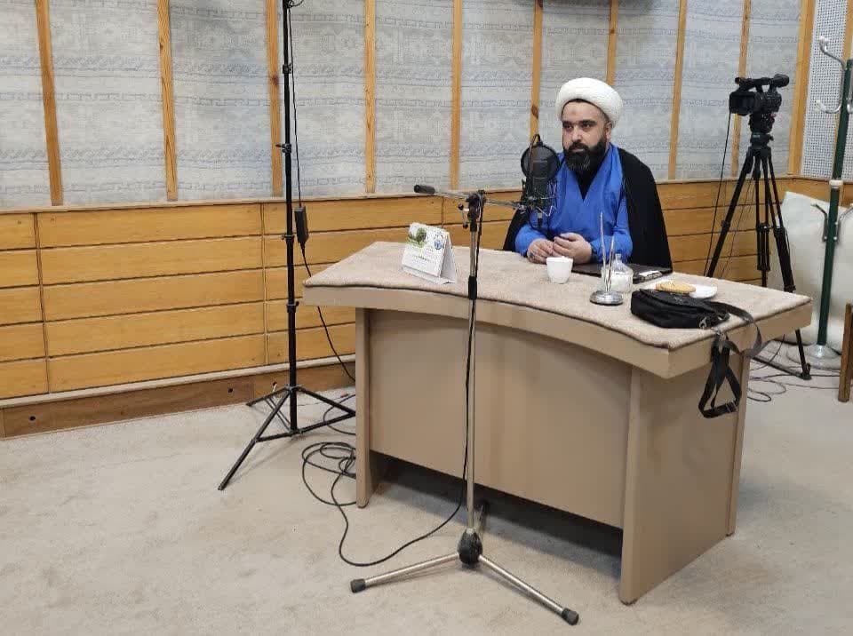 حضور مدیر ستاد اقامه نماز آذربایجان‌غربی در برنامه رادیویی «عشق مکتبی» و گفت‌وگوی تلفنی قائم‌مقام ستاد اقامه نماز کشور