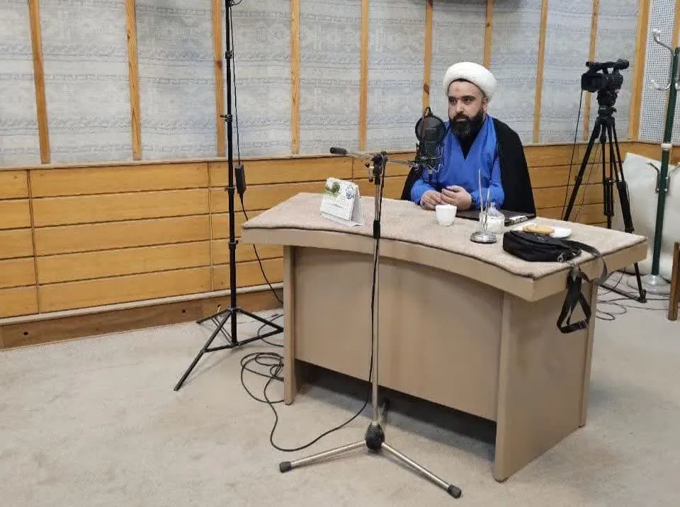 حضور مدیر ستاد اقامه نماز آذربایجان‌غربی در برنامه رادیویی «عشق مکتبی» و گفت‌وگوی تلفنی قائم‌مقام ستاد اقامه نماز کشور