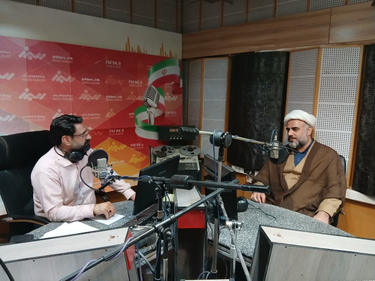 تشریح اقدامات دهه فرهنگی معارف نماز در برنامه ای زنده از رادیو البرز