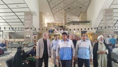 به گزارش روابط عمومی ستاد اقامه نماز استان ، روز چهار شنبه بیست و دوم مرداد ماه 404 مساجد، نماز خانه ها و سرویس های بهداشتی پایانه مسافر بری شهید کاویانی ، ایستگاه راه آهن و فرودگاه شهید اشرفی اصفهانی مورد بازدید اعضای کمیته نظارت و ارزیابی استان کرمانشاه قرار گرفت . در این بازدید اعضای کمیته ارزیابی به همراه حجت الاسلام و المسلمین علی مولوی مدیر و خزایی کارشناس ستاد اقامه نماز استان حضور داشتند ضمن بازدید از نماز خانه ها و سرویس های بهداشتی ایستگاه راه آهن، پایانه مسافر بری شهید کاویانی و فرودگاه کرمانشاه موارد لازم به مسئولین مربوطه یاد آوری گردید. علی مولوی مدیر ستاد استان ضمن تشکر از مسئولین مربوطه با برشمردن اهمیت خدمت رسانی و فراهم نمودن بستر مناسب جهت اقامه نماز و انجام فرائض دینی برای زوار ابا عبد الله الحسین (ع) بر آماده نمودن شرایط مطلوب در راستای این مهم تاکید نمود. به گزارش روابط عمومی ستاد اقامه نماز استان کرمانشاه، از طرف کمیته نظارت و ارزیابی، روز چهار شنبه بیست و دوم مردادا ماه 404، اعضای این کمیته از مساجد، نماز خانه ها، جایگاههای سوخت، رستورانها و مجتمع های خدماتی بین راهی شرق استان بازدید بعمل آمد مولوی وضعیت کنونی موارد مورد بازدید در جهت رفاه حال مسافرین عزیز به منظور اقامه نماز را مناسب توصیف و استمرار این نظارت ها در طول سال را مورد تاکید قرار داد -1