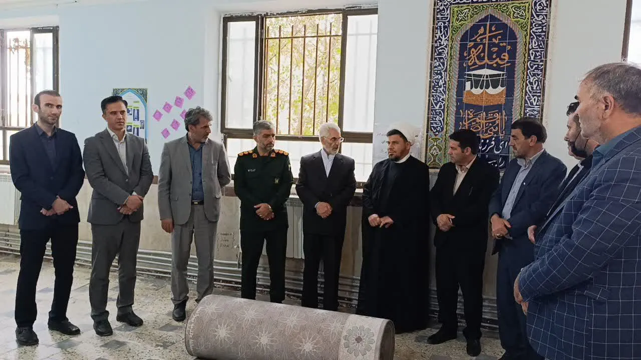 توزیع فرش سجاده ای در نمازخانه‌های مدارس عشایری استان اردبیل