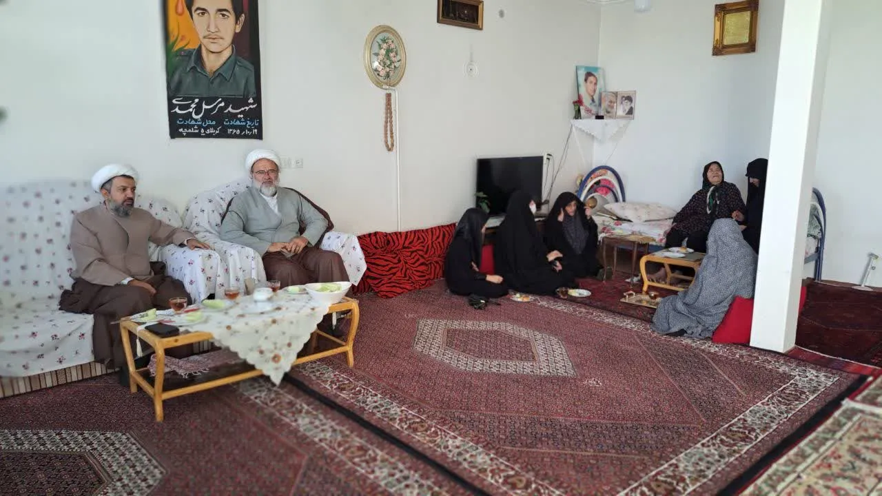 دیدار مدیر ستاد اقامه نماز با خانواده شهید مرسل محمدی به مناسبت هفته دفاع مقدس