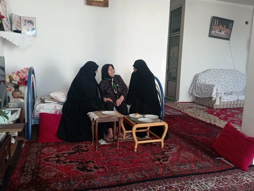 دیدار مدیر ستاد اقامه نماز با خانواده شهید مرسل محمدی به مناسبت هفته دفاع مقدس