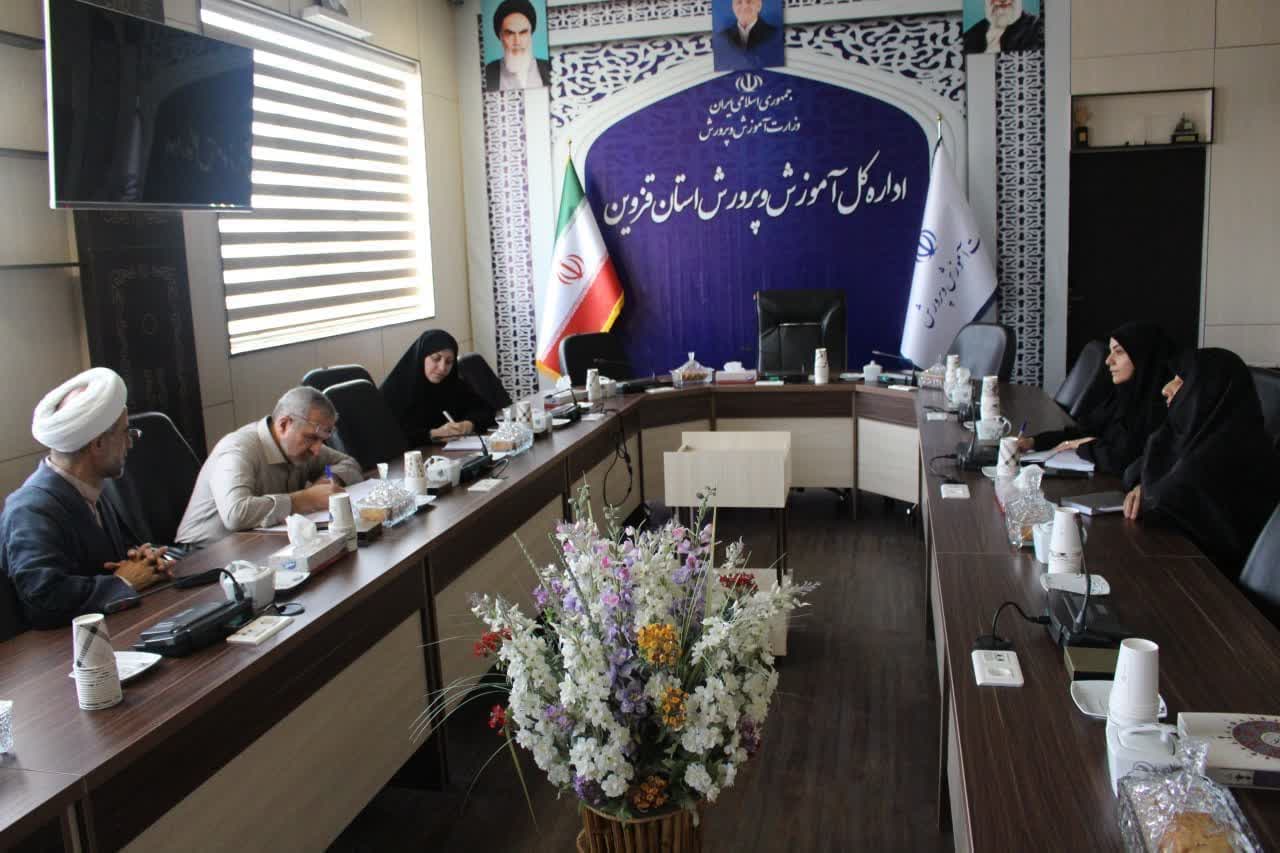 کارشناس فرهنگی ستاد اقامه نماز استان با معاونت تعلیم و تربیت آموزش‌وپرورش دیدار کرد