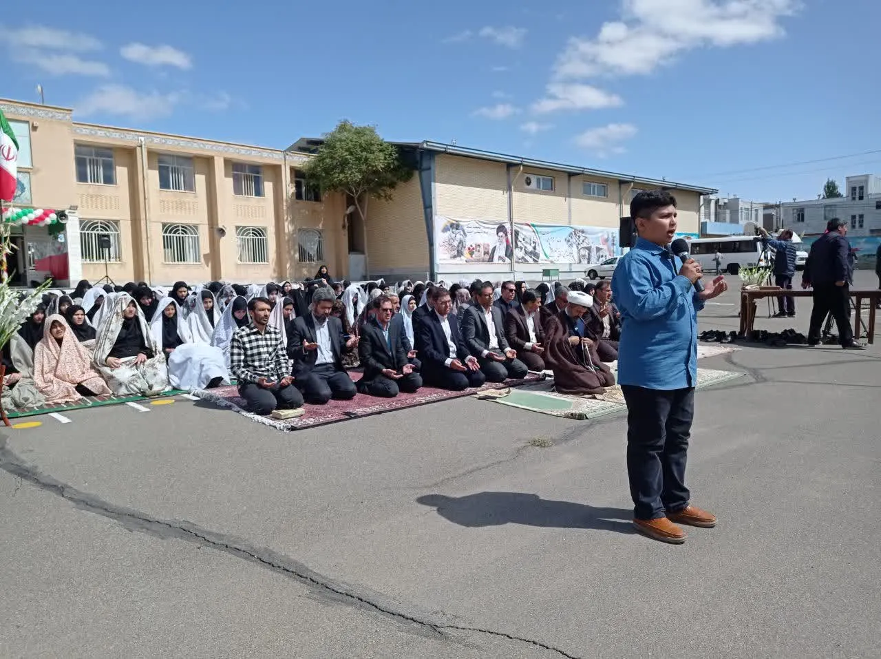 ادامه نماز دانش آموزی در اولین روز مدرسه در زنجان