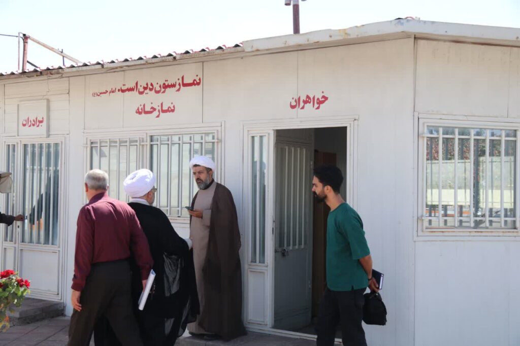صحیح قبله در محل برپایی نماز میت و همچنین از نمازخانه مجموعه بازی به عمل آمد