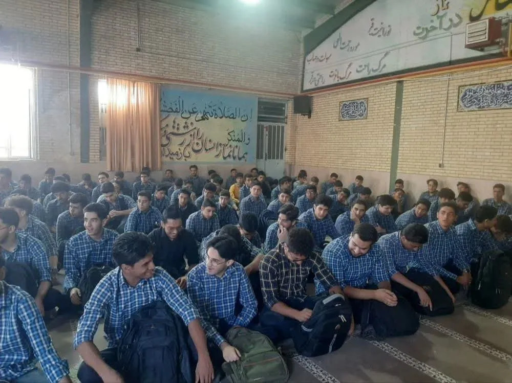 سخنرانی دبیر ستاد اقامه نماز رفسنجان در جمع دانش آموزان مدرسه آیت الله هاشمی رفسنجانی