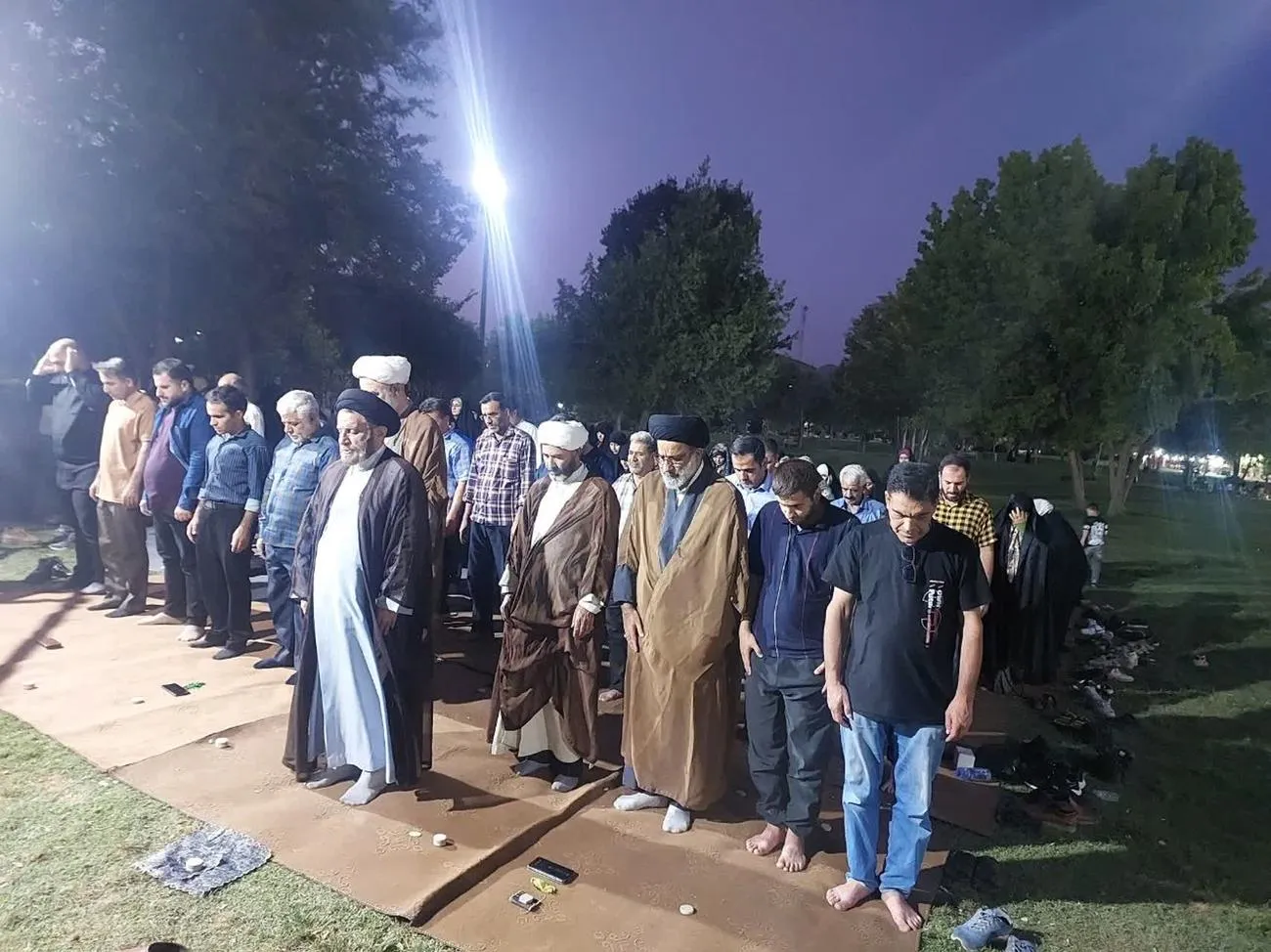 اقامه نماز در بوستان کیو خرم آباد