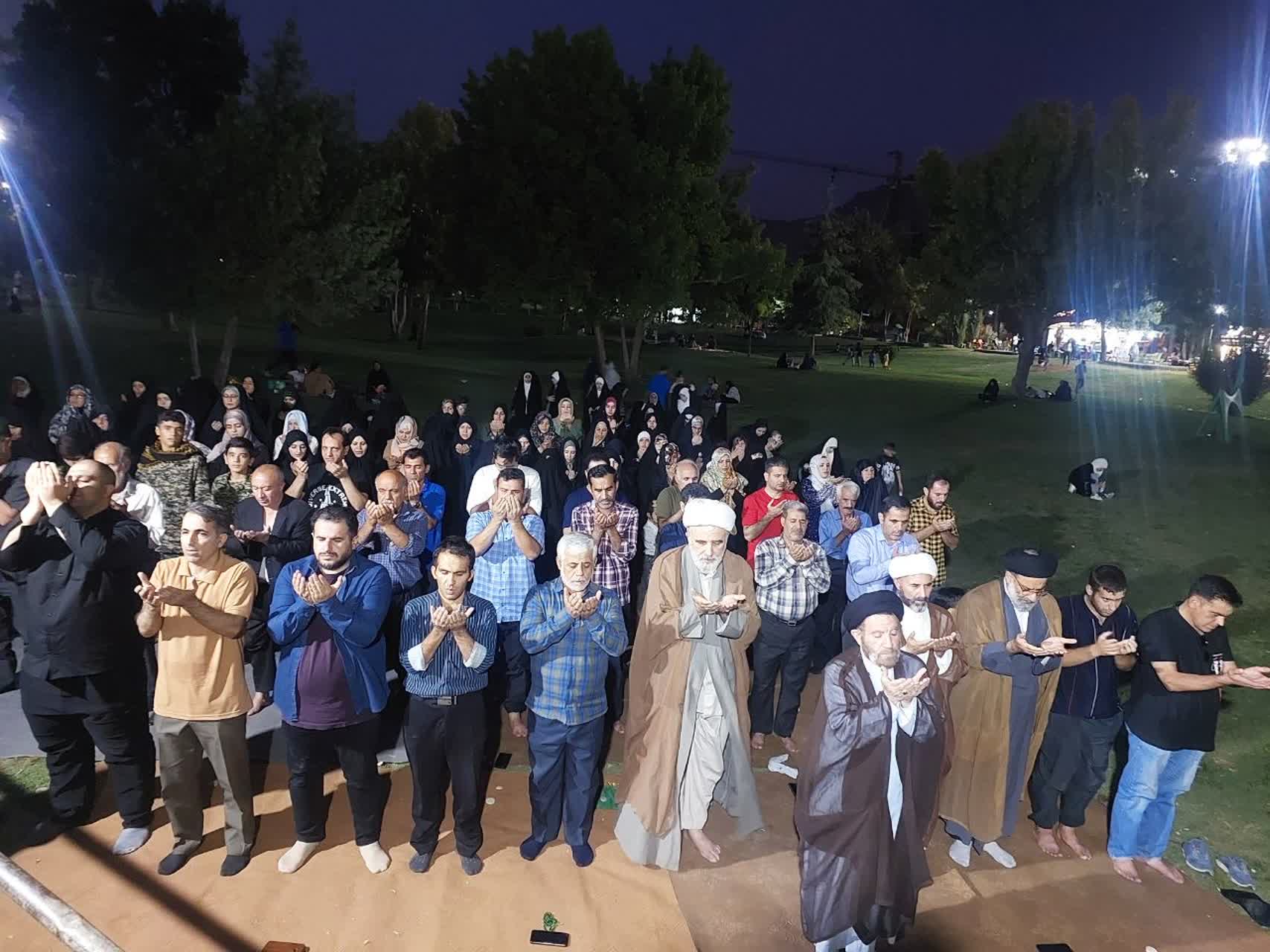 اقامه نماز در بوستان کیو خرم آباد