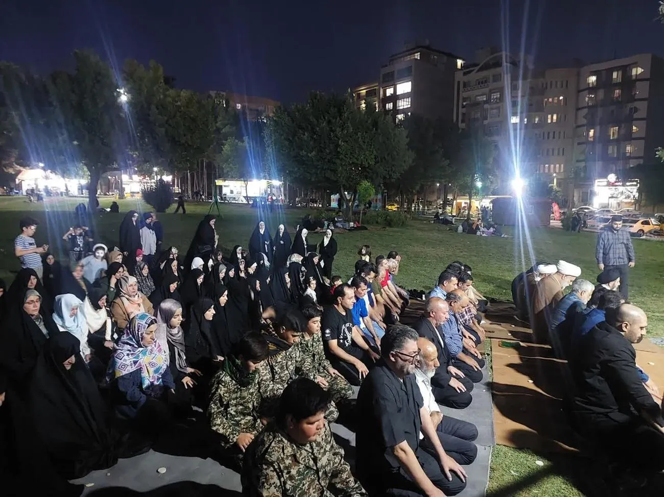اقامه نماز در بوستان کیو خرم آباد