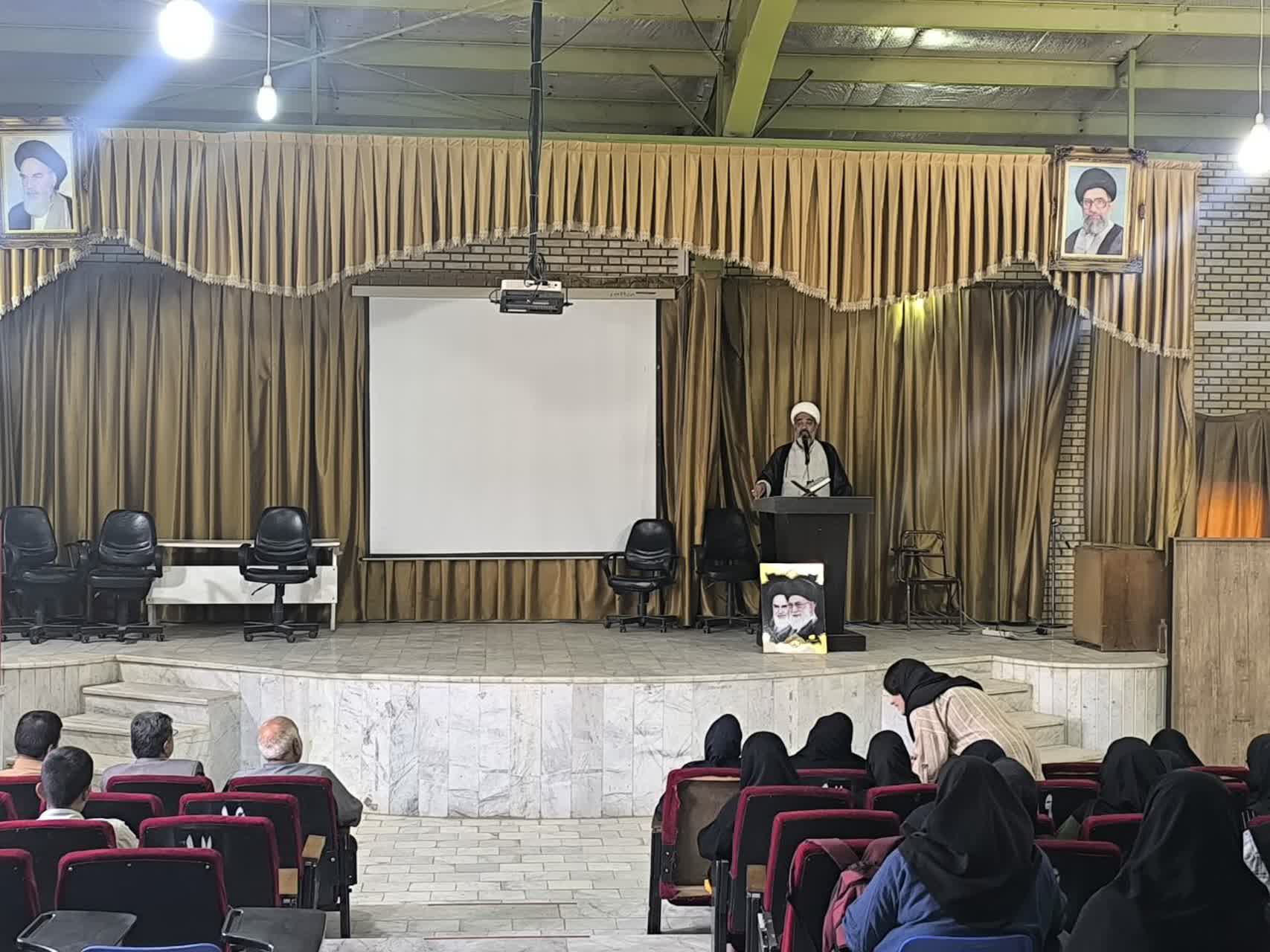 گفتمان نمازی ویژه کارآموزان اداره فنی و حرفه ای شهرستان مبارکه اصفهان