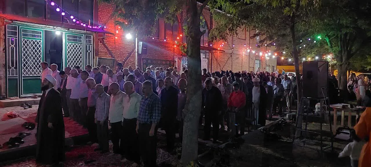 اقامه نماز در پارک شهرستان دورود