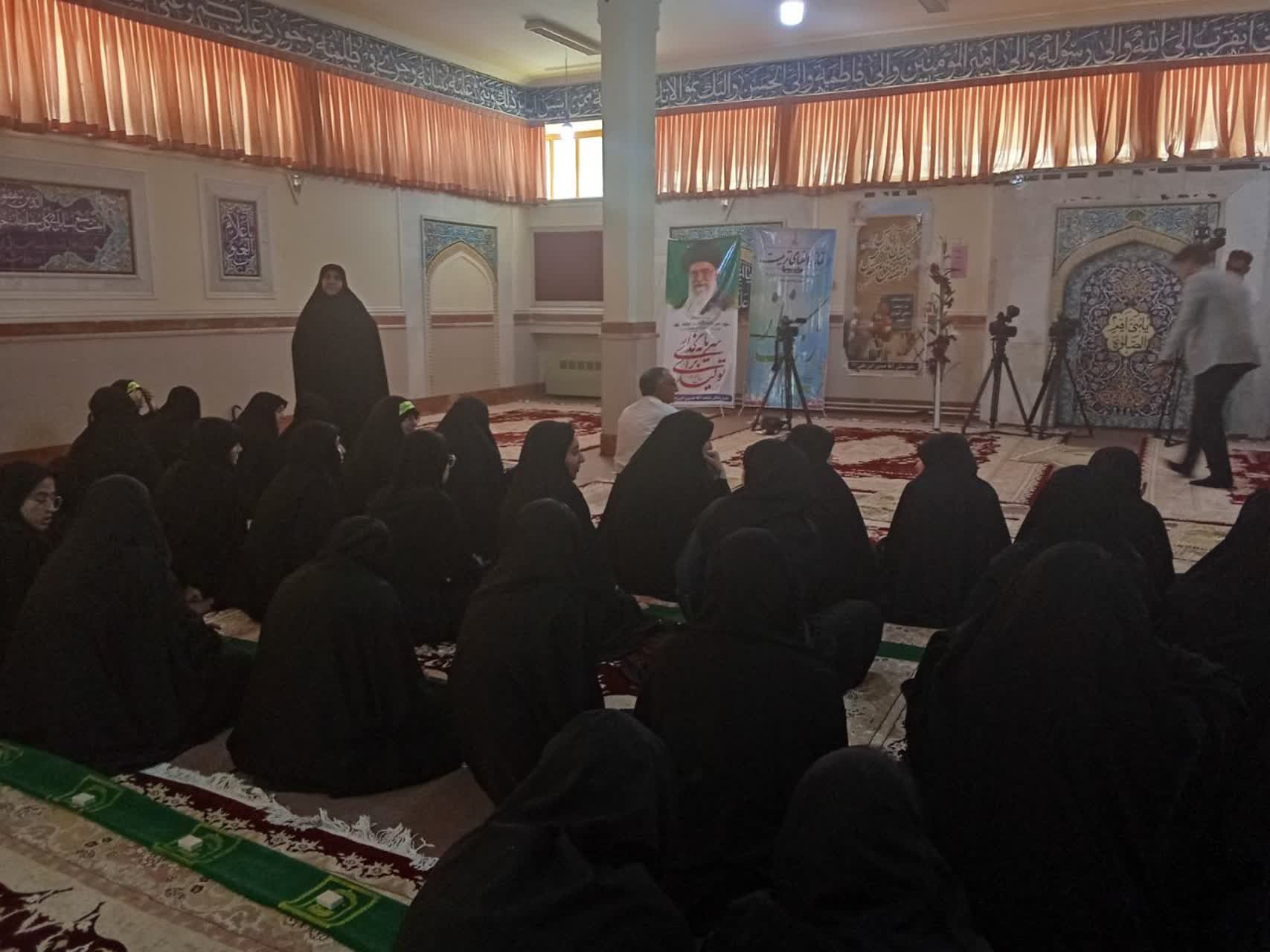 نشست دانشآموزی «نماز، حجاب و زندگی معنوی» در دبیرستان شاهد دخترانه ایلام برگزار شد