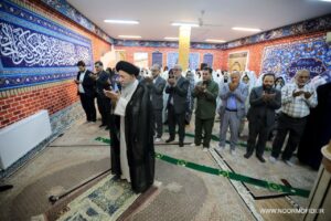 نماز جماعت دانش آموزان مدرسه فرزانگان گرگان به امامت نماینده ولی فقیه+ فیلم