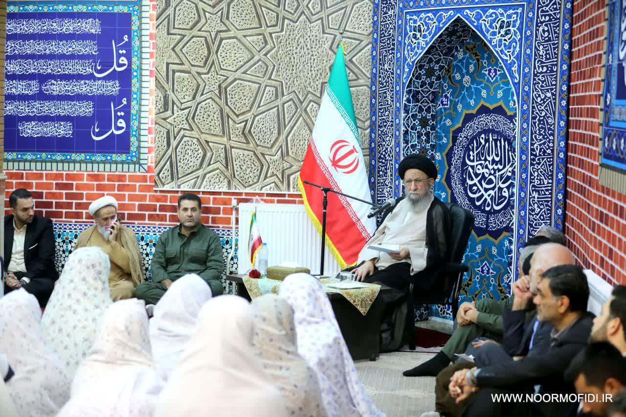 نماز جماعت دانش آموزان مدرسه فرزانگان گرگان به امامت نماینده ولی فقیه+ فیلم