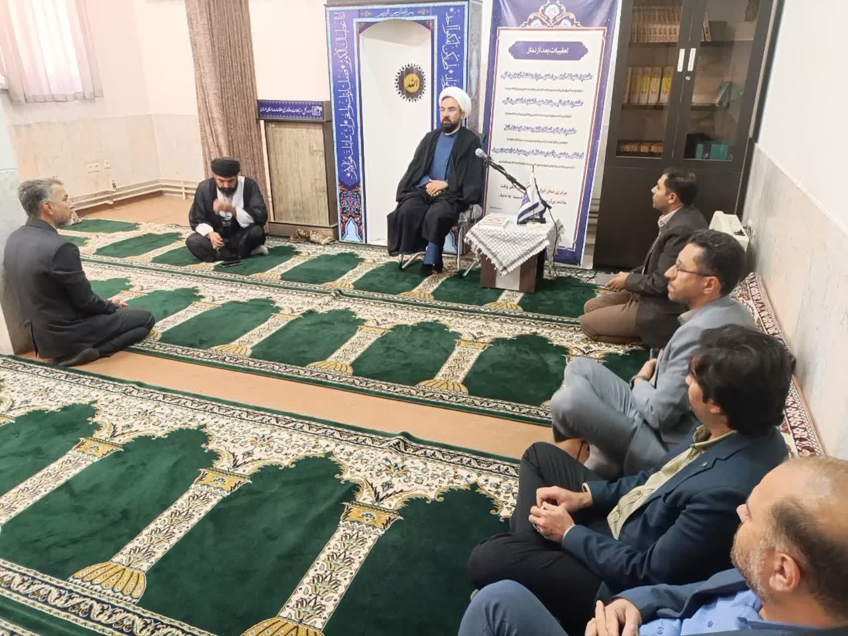 به گزارش روابط‌عمومی ستاد اقامه نماز استان سمنان، امروز با حضور مدیر ستاد اقامه نماز استان در نماز جماعت اداره‌کل ارتباطات و فناوری اطلاعات استان سمنان، از جمعی از فعالان و خادمان نماز این اداره‌کل تجلیل به عمل آمد. در این مراسم که با حضور کارکنان، اعضای شورای اقامه نماز اداره‌کل و جمعی از علاقه‌مندان به فریضه نماز برگزار شد، دکتر ابراهیمی مدیرکل ارتباطات و فناوری اطلاعات استان ضمن قدردانی از تلاش‌های صورت‌گرفته در برگزاری نماز جماعت و فعالیت‌های فرهنگی گفت: «پیرو جلسه شورای اقامه نماز که اخیراً در اداره‌کل برگزار شد، مقرر گردید از فعالان و خادمان نماز تجلیل شود که خوشبختانه امروز این مصوبه محقق شد. برگزاری این برنامه‌ها در تقویت روحیه دینی، ارتقای معنویت کارکنان و ایجاد فضای صمیمی در محیط کار تأثیر قابل توجهی دارد.» مدیر ستاد اقامه نماز استان نیز در سخنانی با اشاره به اهمیت استمرار برگزاری نماز جماعت در ادارات و نهادها گفت: «تجلیل از فعالان و خادمان نماز نه تنها موجب دلگرمی آنان می‌شود، بلکه الگویی برای دیگران در مشارکت فعال در برنامه‌های نماز است. امیدواریم با همکاری این اداره‌کل و سایر دستگاه‌ها، شاهد گسترش هرچه بیشتر فرهنگ نماز در سطح جامعه باشیم.» در پایان این مراسم با اهدای لوح سپاس از چهار نفر از فعالان و خادمان عرصه نماز اداره‌کل ارتباطات و فناوری اطلاعات قدردانی شد.