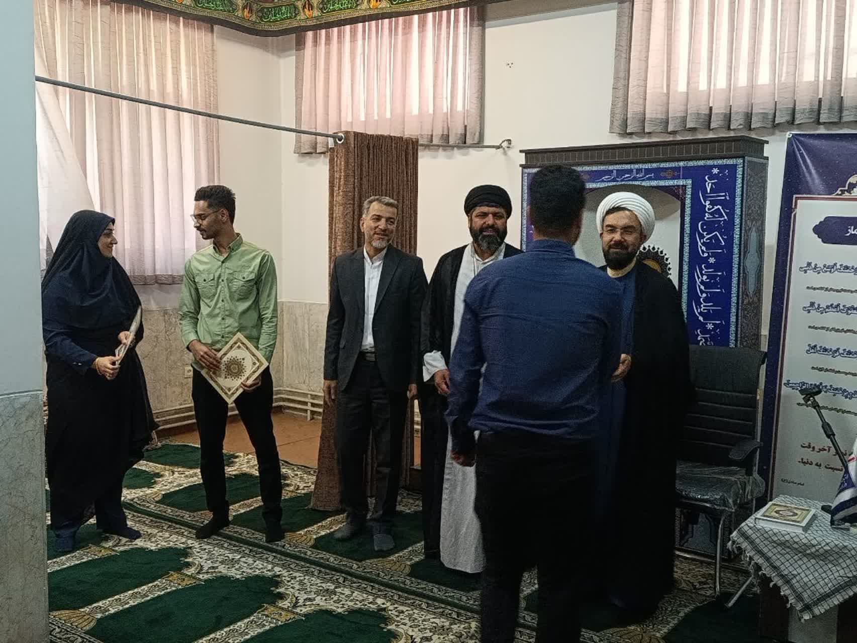 به گزارش روابط‌عمومی ستاد اقامه نماز استان سمنان، امروز با حضور مدیر ستاد اقامه نماز استان در نماز جماعت اداره‌کل ارتباطات و فناوری اطلاعات استان سمنان، از جمعی از فعالان و خادمان نماز این اداره‌کل تجلیل به عمل آمد. در این مراسم که با حضور کارکنان، اعضای شورای اقامه نماز اداره‌کل و جمعی از علاقه‌مندان به فریضه نماز برگزار شد، دکتر ابراهیمی مدیرکل ارتباطات و فناوری اطلاعات استان ضمن قدردانی از تلاش‌های صورت‌گرفته در برگزاری نماز جماعت و فعالیت‌های فرهنگی گفت: «پیرو جلسه شورای اقامه نماز که اخیراً در اداره‌کل برگزار شد، مقرر گردید از فعالان و خادمان نماز تجلیل شود که خوشبختانه امروز این مصوبه محقق شد. برگزاری این برنامه‌ها در تقویت روحیه دینی، ارتقای معنویت کارکنان و ایجاد فضای صمیمی در محیط کار تأثیر قابل توجهی دارد.» مدیر ستاد اقامه نماز استان نیز در سخنانی با اشاره به اهمیت استمرار برگزاری نماز جماعت در ادارات و نهادها گفت: «تجلیل از فعالان و خادمان نماز نه تنها موجب دلگرمی آنان می‌شود، بلکه الگویی برای دیگران در مشارکت فعال در برنامه‌های نماز است. امیدواریم با همکاری این اداره‌کل و سایر دستگاه‌ها، شاهد گسترش هرچه بیشتر فرهنگ نماز در سطح جامعه باشیم.» در پایان این مراسم با اهدای لوح سپاس از چهار نفر از فعالان و خادمان عرصه نماز اداره‌کل ارتباطات و فناوری اطلاعات قدردانی شد.
