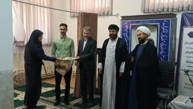به گزارش روابط‌عمومی ستاد اقامه نماز استان سمنان، امروز با حضور مدیر ستاد اقامه نماز استان در نماز جماعت اداره‌کل ارتباطات و فناوری اطلاعات استان سمنان، از جمعی از فعالان و خادمان نماز این اداره‌کل تجلیل به عمل آمد. در این مراسم که با حضور کارکنان، اعضای شورای اقامه نماز اداره‌کل و جمعی از علاقه‌مندان به فریضه نماز برگزار شد، دکتر ابراهیمی مدیرکل ارتباطات و فناوری اطلاعات استان ضمن قدردانی از تلاش‌های صورت‌گرفته در برگزاری نماز جماعت و فعالیت‌های فرهنگی گفت: «پیرو جلسه شورای اقامه نماز که اخیراً در اداره‌کل برگزار شد، مقرر گردید از فعالان و خادمان نماز تجلیل شود که خوشبختانه امروز این مصوبه محقق شد. برگزاری این برنامه‌ها در تقویت روحیه دینی، ارتقای معنویت کارکنان و ایجاد فضای صمیمی در محیط کار تأثیر قابل توجهی دارد.» مدیر ستاد اقامه نماز استان نیز در سخنانی با اشاره به اهمیت استمرار برگزاری نماز جماعت در ادارات و نهادها گفت: «تجلیل از فعالان و خادمان نماز نه تنها موجب دلگرمی آنان می‌شود، بلکه الگویی برای دیگران در مشارکت فعال در برنامه‌های نماز است. امیدواریم با همکاری این اداره‌کل و سایر دستگاه‌ها، شاهد گسترش هرچه بیشتر فرهنگ نماز در سطح جامعه باشیم.» در پایان این مراسم با اهدای لوح سپاس از چهار نفر از فعالان و خادمان عرصه نماز اداره‌کل ارتباطات و فناوری اطلاعات قدردانی شد.