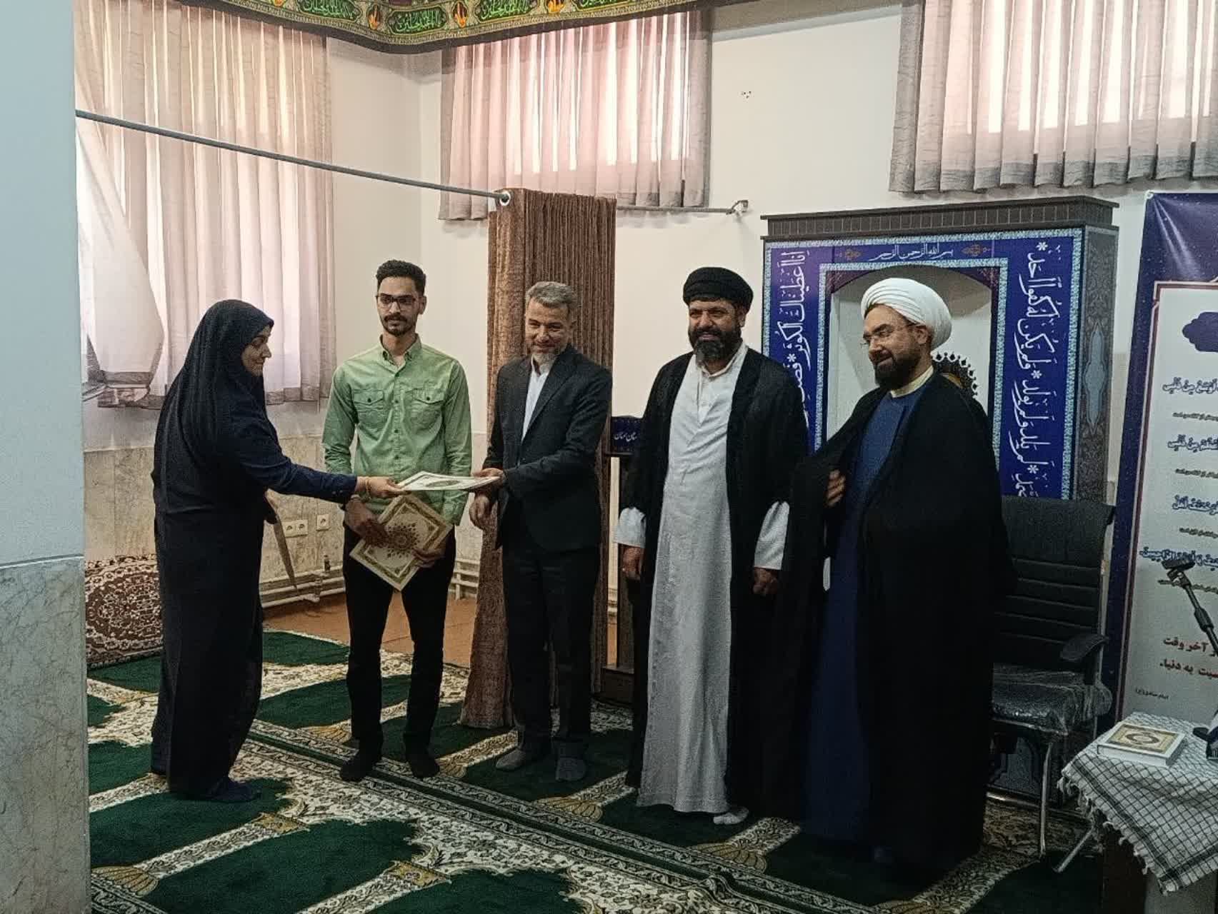 به گزارش روابط‌عمومی ستاد اقامه نماز استان سمنان، امروز با حضور مدیر ستاد اقامه نماز استان در نماز جماعت اداره‌کل ارتباطات و فناوری اطلاعات استان سمنان، از جمعی از فعالان و خادمان نماز این اداره‌کل تجلیل به عمل آمد. در این مراسم که با حضور کارکنان، اعضای شورای اقامه نماز اداره‌کل و جمعی از علاقه‌مندان به فریضه نماز برگزار شد، دکتر ابراهیمی مدیرکل ارتباطات و فناوری اطلاعات استان ضمن قدردانی از تلاش‌های صورت‌گرفته در برگزاری نماز جماعت و فعالیت‌های فرهنگی گفت: «پیرو جلسه شورای اقامه نماز که اخیراً در اداره‌کل برگزار شد، مقرر گردید از فعالان و خادمان نماز تجلیل شود که خوشبختانه امروز این مصوبه محقق شد. برگزاری این برنامه‌ها در تقویت روحیه دینی، ارتقای معنویت کارکنان و ایجاد فضای صمیمی در محیط کار تأثیر قابل توجهی دارد.» مدیر ستاد اقامه نماز استان نیز در سخنانی با اشاره به اهمیت استمرار برگزاری نماز جماعت در ادارات و نهادها گفت: «تجلیل از فعالان و خادمان نماز نه تنها موجب دلگرمی آنان می‌شود، بلکه الگویی برای دیگران در مشارکت فعال در برنامه‌های نماز است. امیدواریم با همکاری این اداره‌کل و سایر دستگاه‌ها، شاهد گسترش هرچه بیشتر فرهنگ نماز در سطح جامعه باشیم.» در پایان این مراسم با اهدای لوح سپاس از چهار نفر از فعالان و خادمان عرصه نماز اداره‌کل ارتباطات و فناوری اطلاعات قدردانی شد.