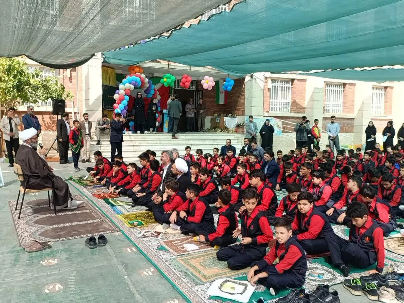 زنگ نماز در دبستان شاهد پسران سمنان به امامت نماینده ولی‌فقیه برگزار شد