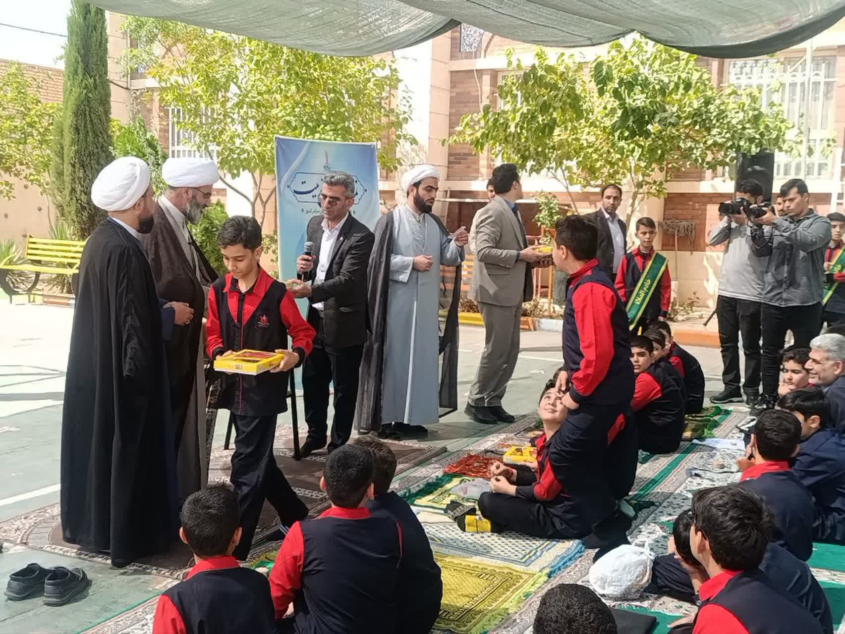 زنگ نماز در دبستان شاهد پسران سمنان به امامت نماینده ولی‌فقیه برگزار شد