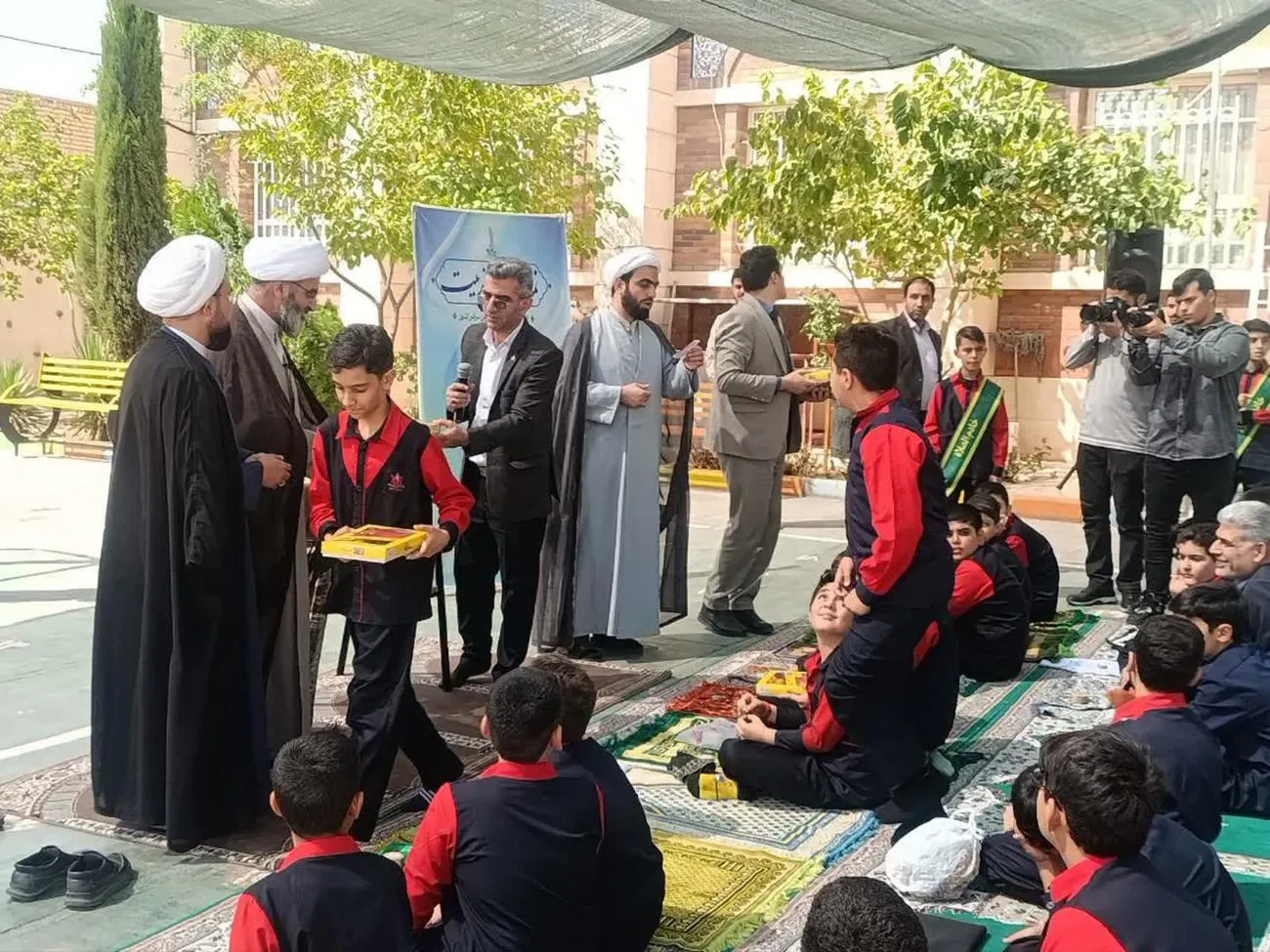 زنگ نماز در دبستان شاهد پسران سمنان به امامت نماینده ولی‌فقیه برگزار شد