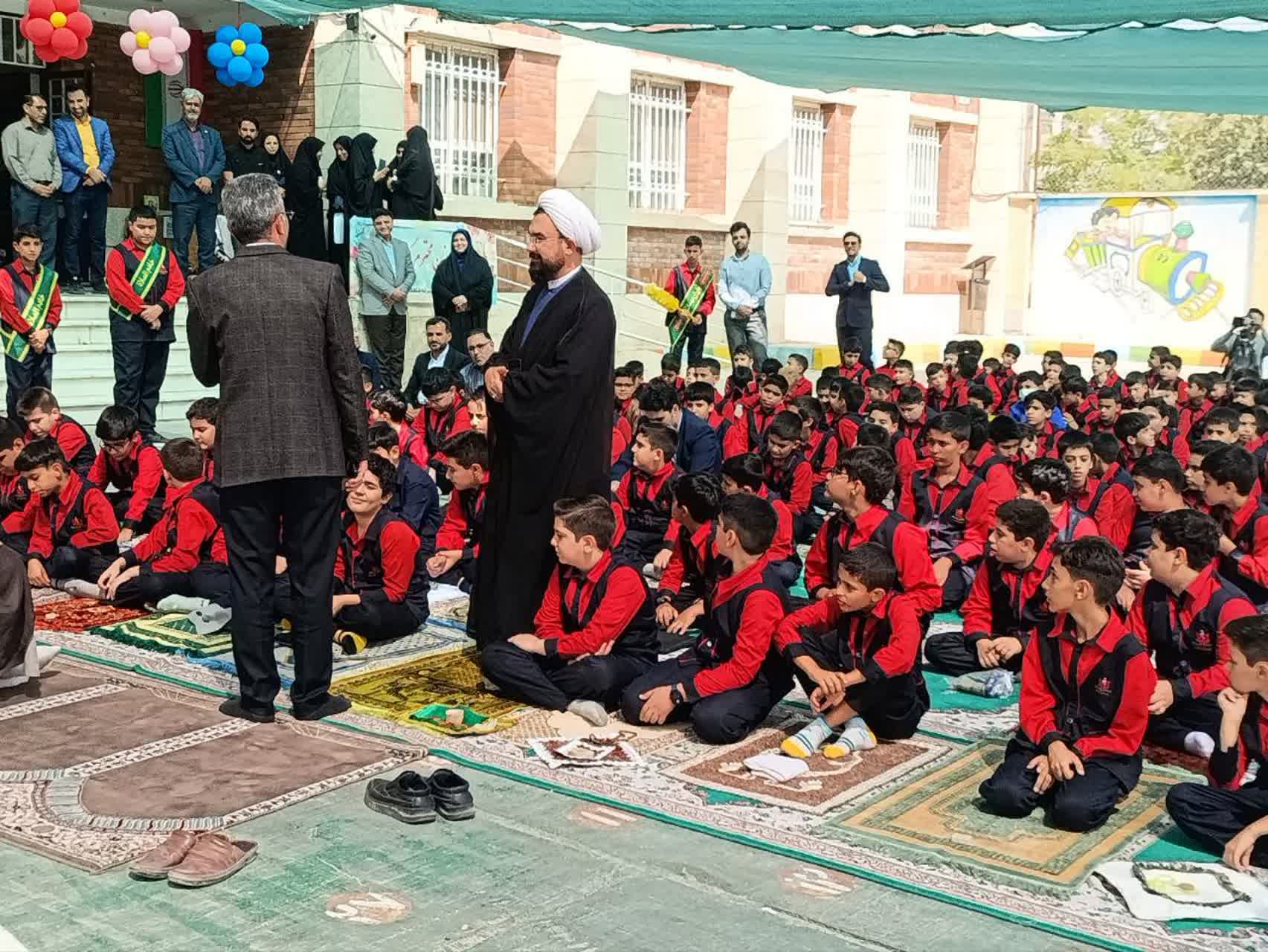 زنگ نماز در دبستان شاهد پسران سمنان به امامت نماینده ولی‌فقیه برگزار شد