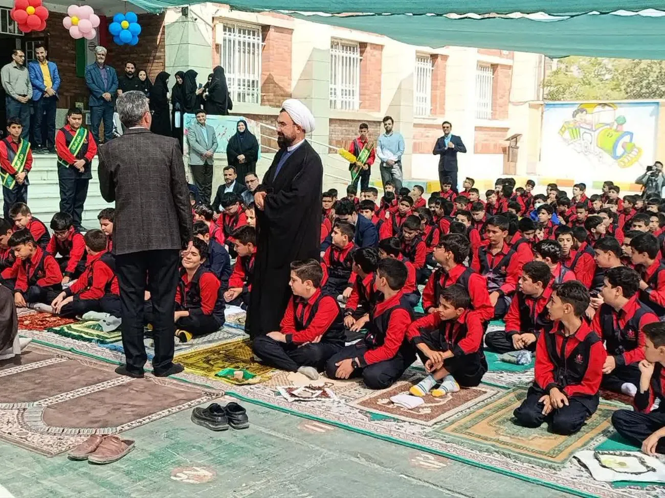 زنگ نماز در دبستان شاهد پسران سمنان به امامت نماینده ولی‌فقیه برگزار شد