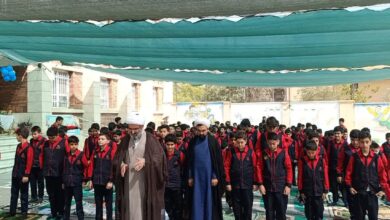 زنگ نماز در دبستان شاهد پسران سمنان به امامت نماینده ولی‌فقیه برگزار شد