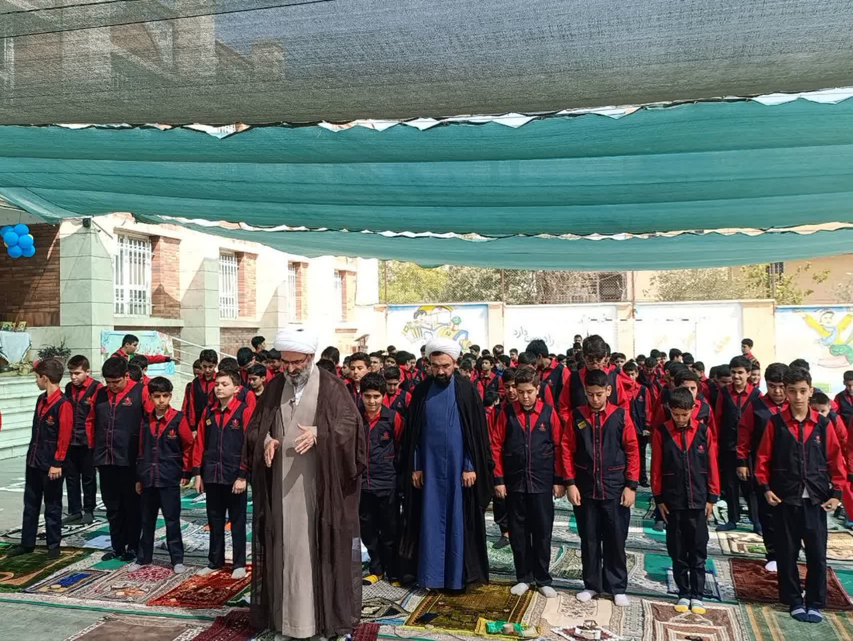 زنگ نماز در دبستان شاهد پسران سمنان به امامت نماینده ولی‌فقیه برگزار شد