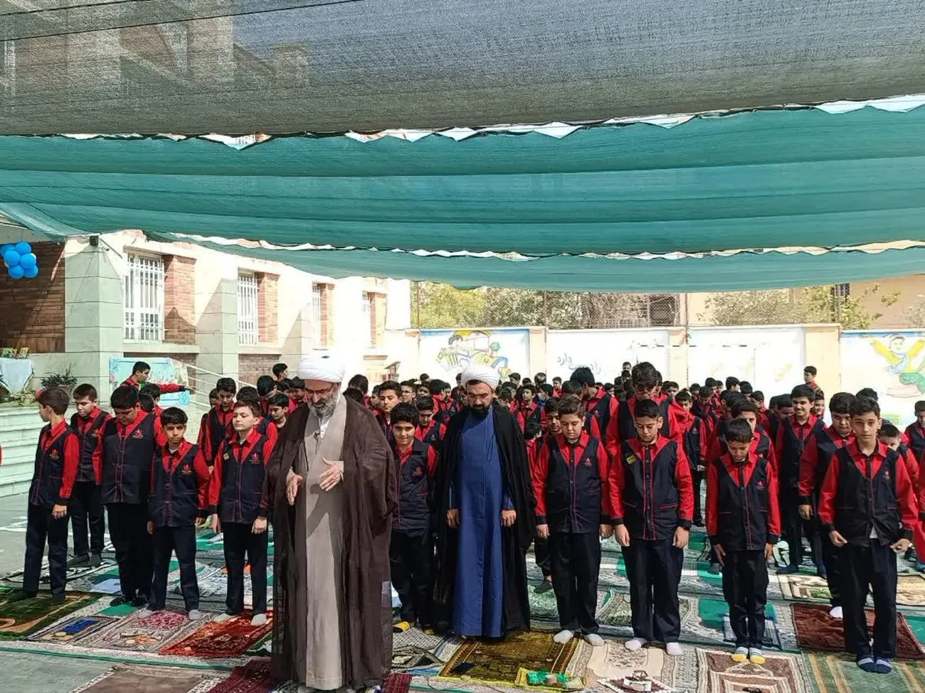 زنگ نماز در دبستان شاهد پسران سمنان به امامت نماینده ولی‌فقیه برگزار شد