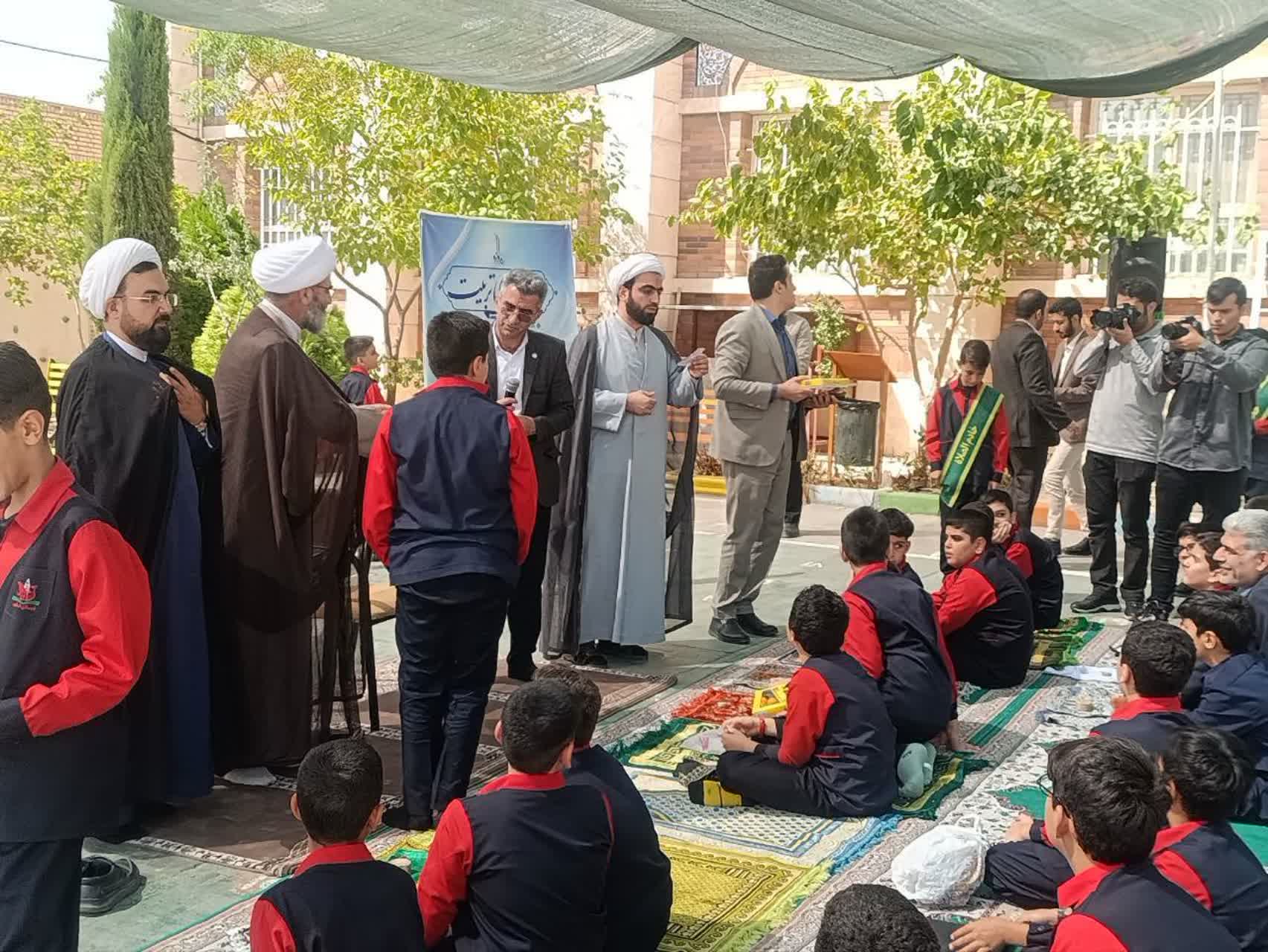 زنگ نماز در دبستان شاهد پسران سمنان به امامت نماینده ولی‌فقیه برگزار شد