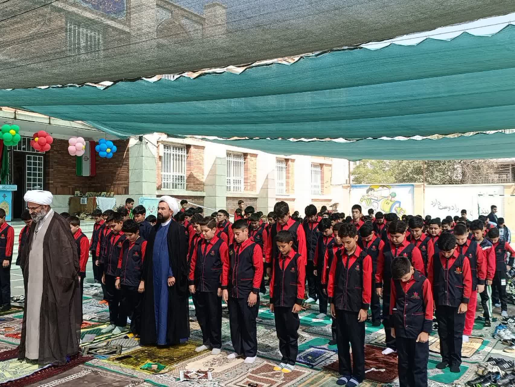 زنگ نماز در دبستان شاهد پسران سمنان به امامت نماینده ولی‌فقیه برگزار شد