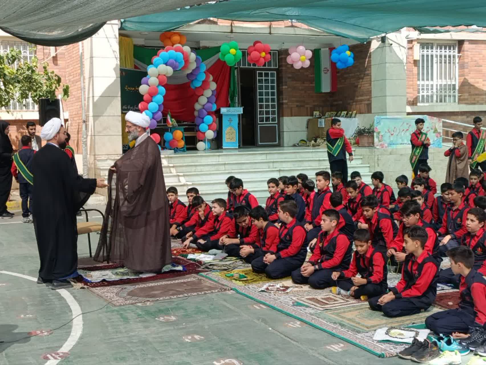 زنگ نماز در دبستان شاهد پسران سمنان به امامت نماینده ولی‌فقیه برگزار شد