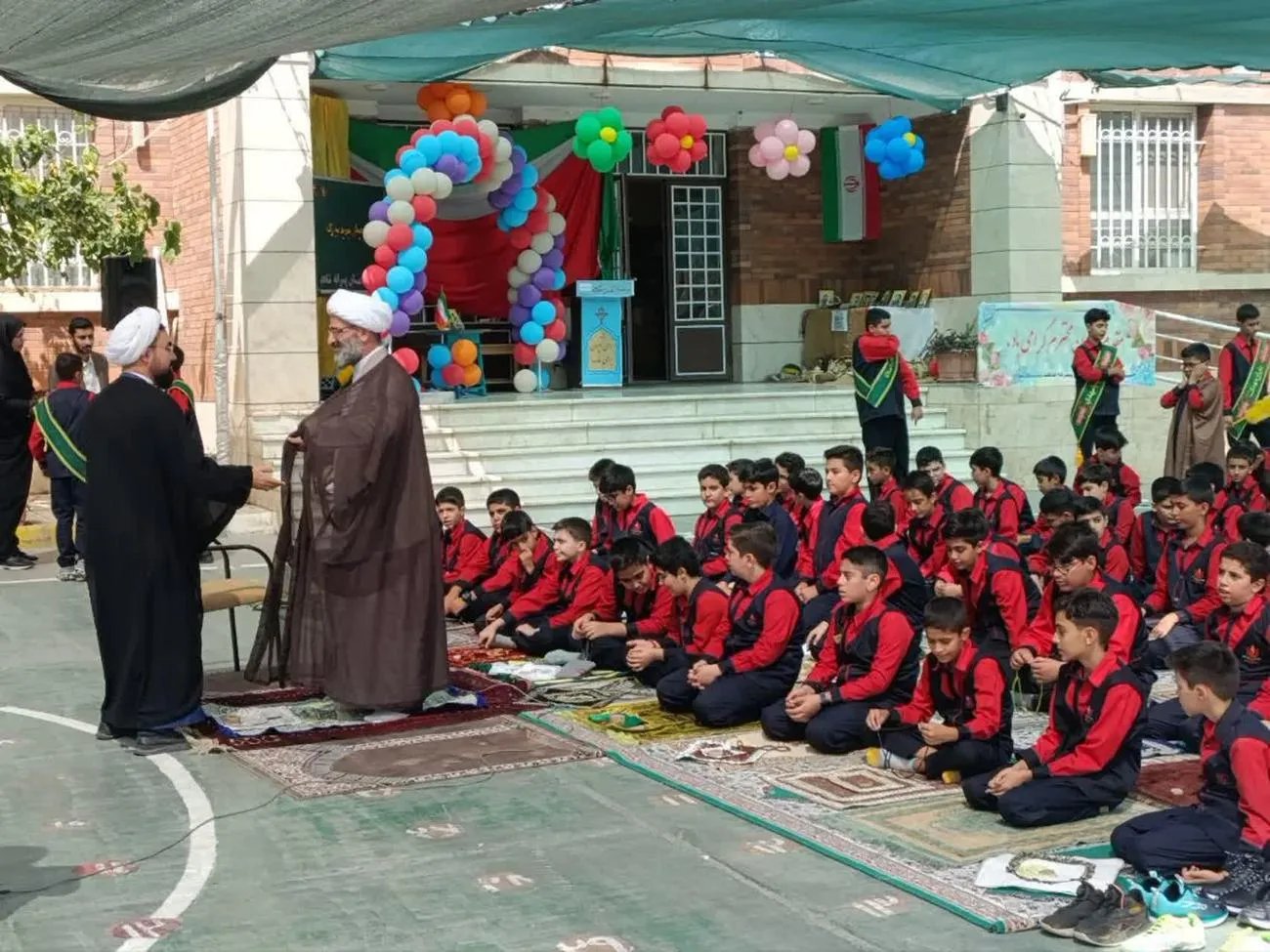زنگ نماز در دبستان شاهد پسران سمنان به امامت نماینده ولی‌فقیه برگزار شد