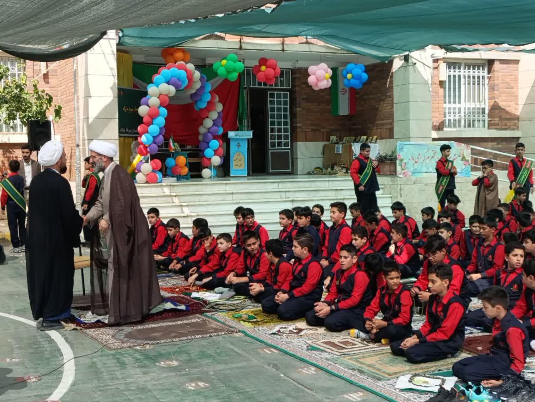 زنگ نماز در دبستان شاهد پسران سمنان به امامت نماینده ولی‌فقیه برگزار شد