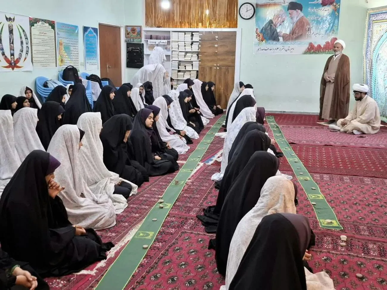 اقامه نماز جماعت در مدرسه صدرای شهرستان بم