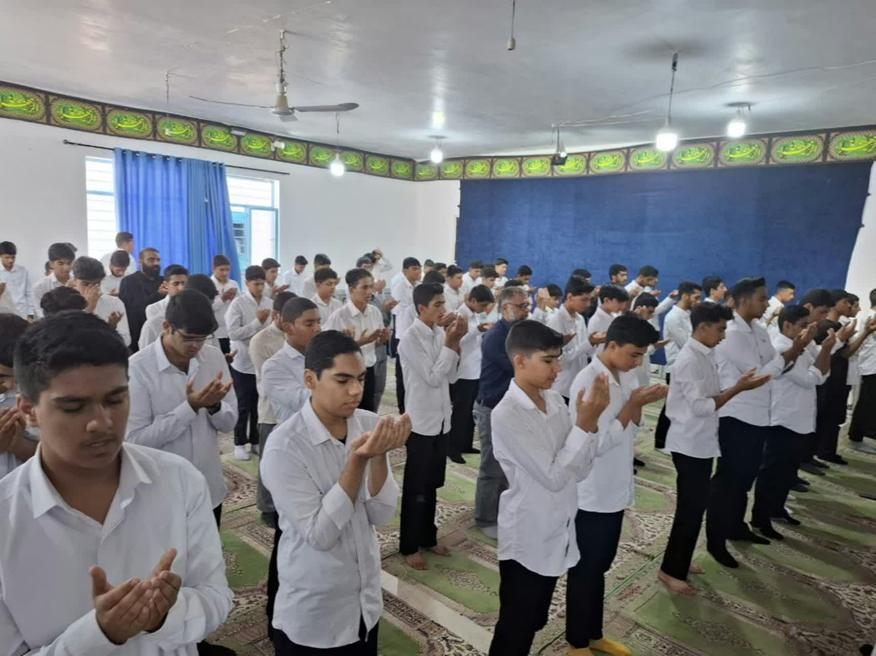 اقامه نماز جماعت در مدرسه صدرای شهرستان بم