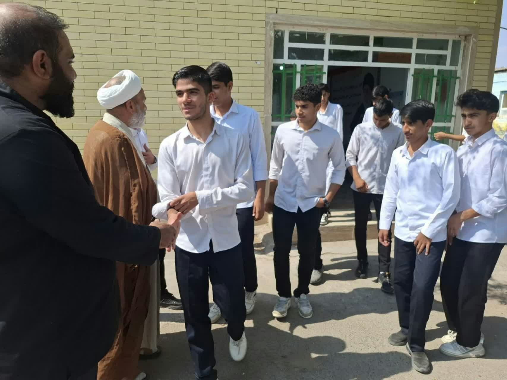 اقامه نماز جماعت در مدرسه صدرای شهرستان بم