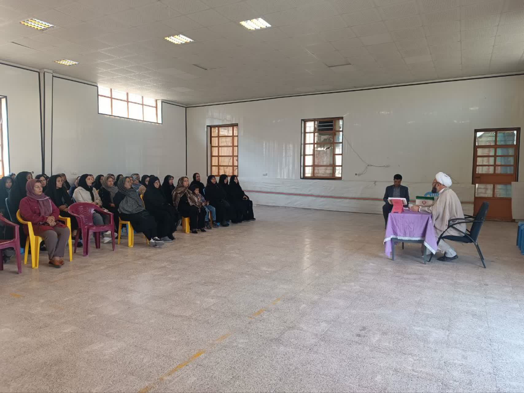 نشست توانمند سازی والدین در زمینه نماز در هنرستان رضوان بردسیر
