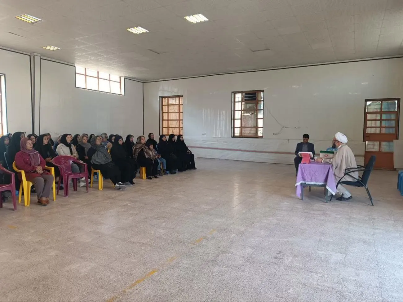 نشست توانمند سازی والدین در زمینه نماز در هنرستان رضوان بردسیر