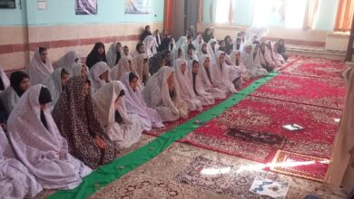 اقامه نماز جماعت به امامت امام جمعه بردسیر در مدرسه حضرت خدیجه شهرستان
