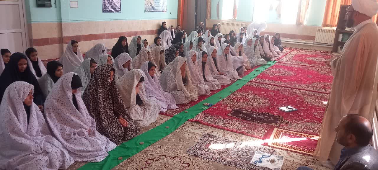 اقامه نماز جماعت به امامت امام جمعه بردسیر در مدرسه حضرت خدیجه شهرستان
