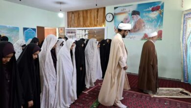 اقامه نماز جماعت در مدرسه صدرای شهرستان بم
