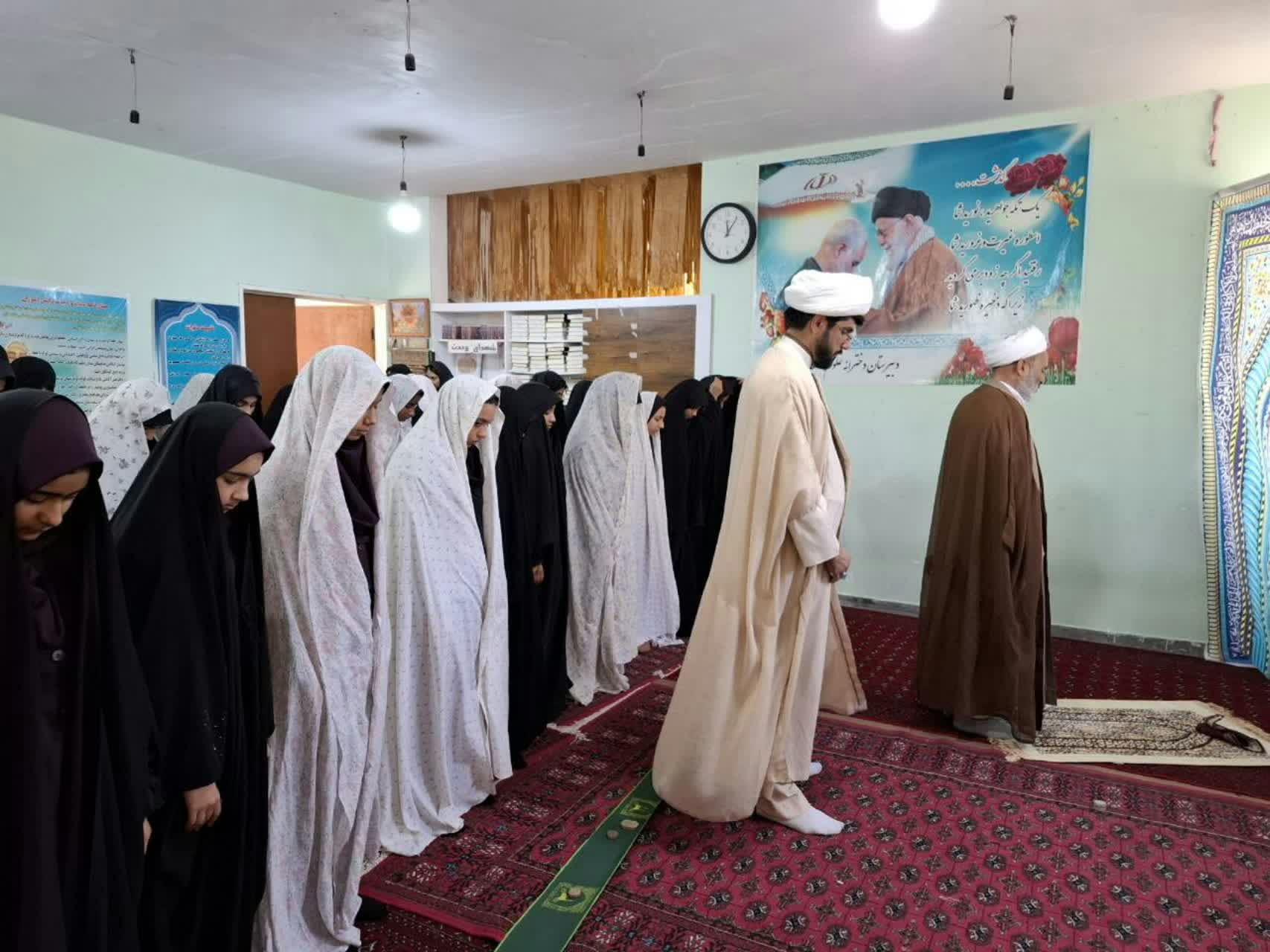 اقامه نماز جماعت در مدرسه صدرای شهرستان بم